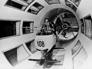 Galleria del vento La Moto Guzzi possiede l'unico impianto nel mondo per la prova aerodinamica dei motocicli. Questo impianto consente le prove alle più elevate velocità raggiungibili dai perfezionati mezzi meccanici: l'utilità del "tunnel" ha la sua immediata applicazione nella scelta della carenatura delle macchine destinate alle gare, ottenendosi nelle successive sperimentazioni incrementi di velocità veramente notevoli ed equivalenti alle sensibili diminuzioni nella resistenza all'avanzamento offerta dal motociclo in prova.