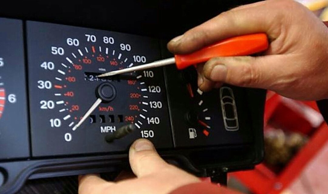 Auto usate, abbassare i chilometri è reato